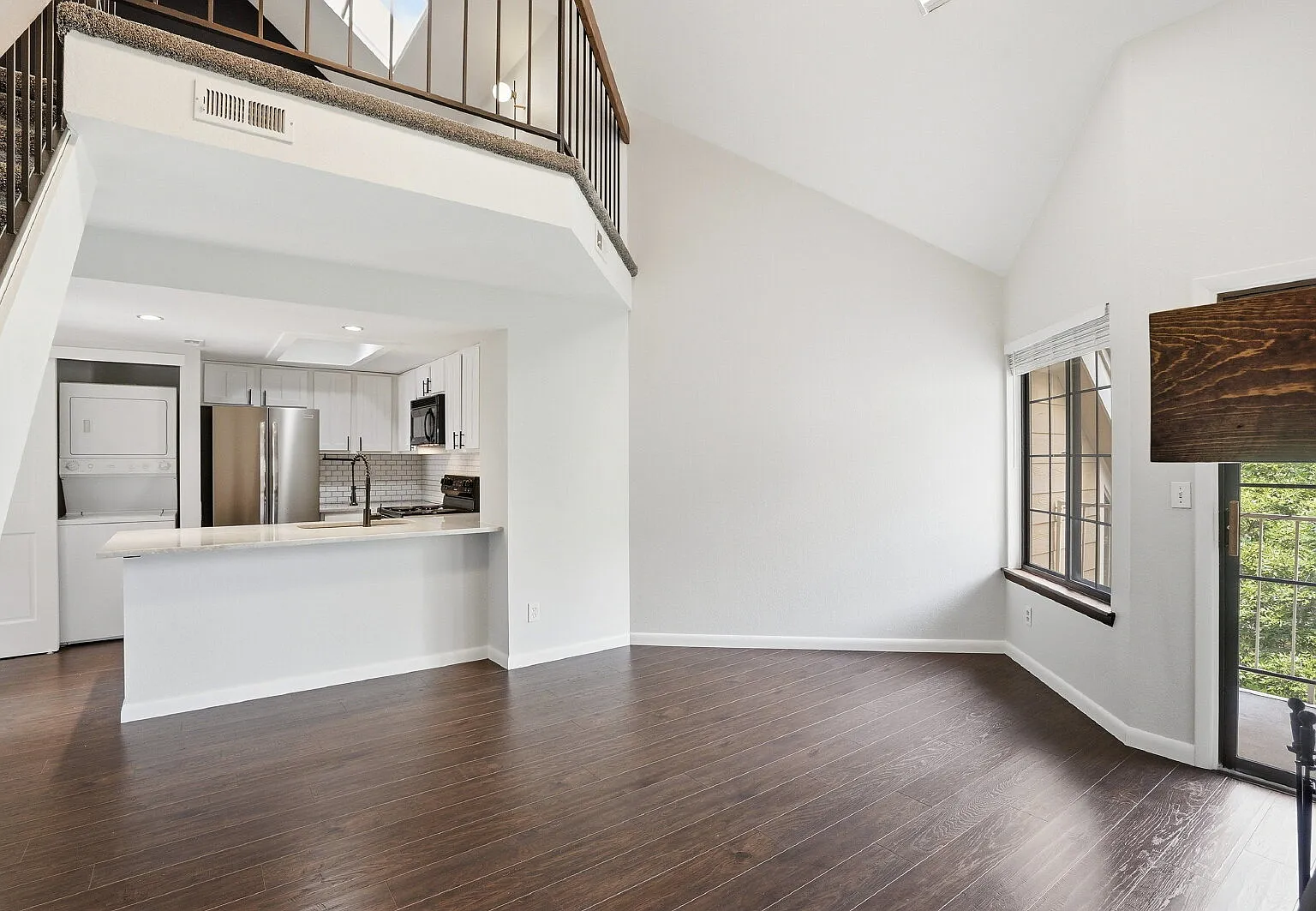 2 bed, 1.0 bath, 747 sqft, $1,946 — Photo 4