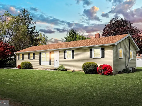 15 S Hill St, Stewartstown, PA 17363