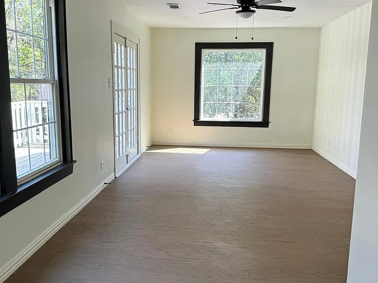 1121 E Texas St — Photo 15