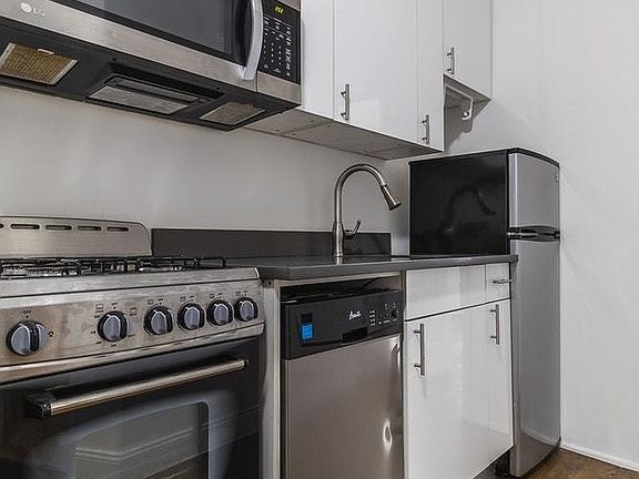 2nd image of 437 W 46th St #6RE