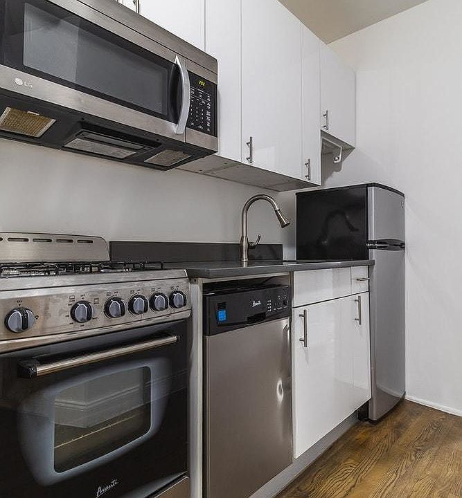 2nd image of 437 W 46th St APT 2RE