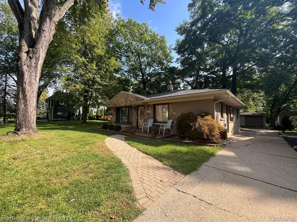 1349 Avondale St, Sylvan Lake, MI 48320