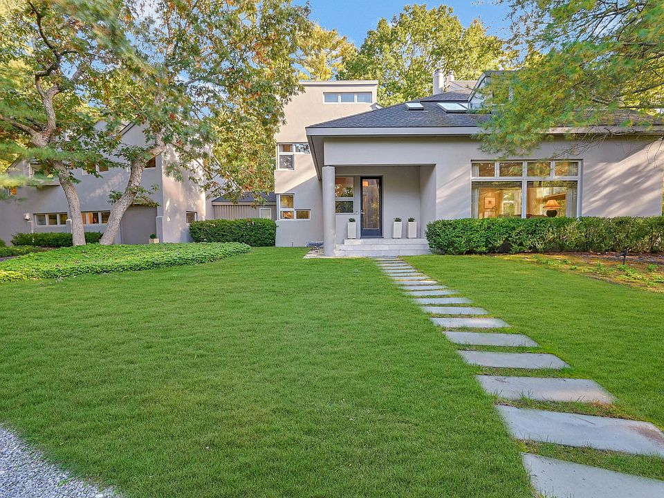 1st image of 9 Rolling Wood Ln