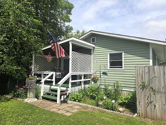 2nd image of 313 1st Avenue