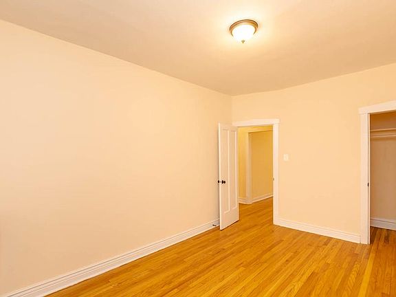 Bedroom w/ closet