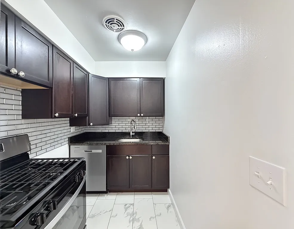Noteworthy 1 Bed, 1 Bath at Sheridan + Farwell (Rogers Park) — Photo 2