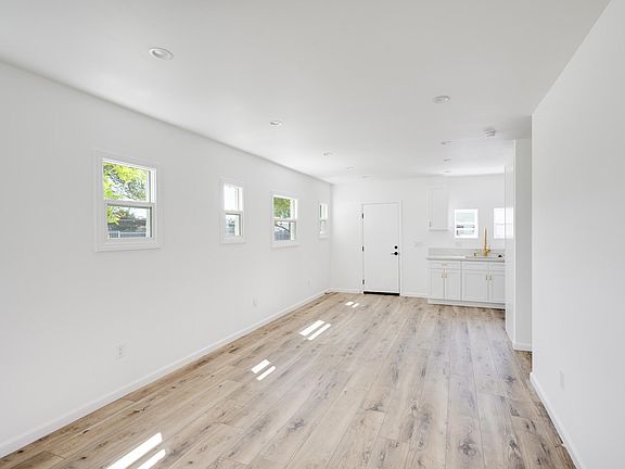 3rd image of 1146 E Wilson Ave #1146