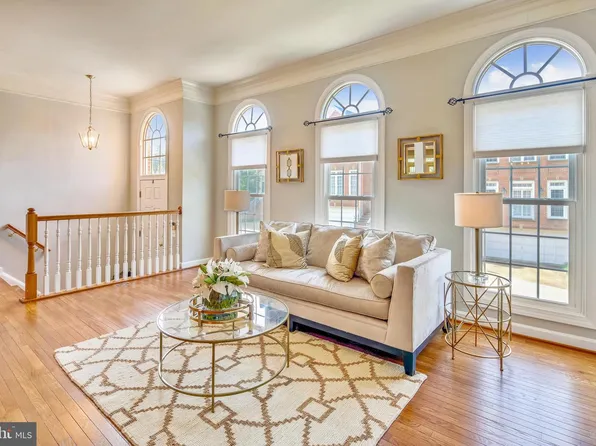 8026 Kidwell Town Ct, Vienna, VA 22182