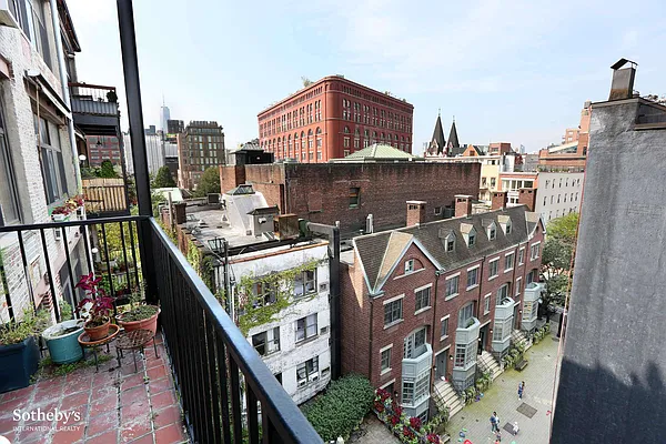 Sold by Sotheby's International Realty | media 6