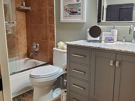 2nd Bathroom in 2nd Master