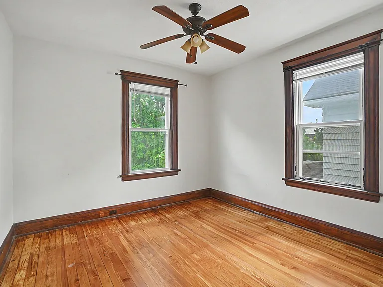 2428 Robertson Ave — Photo 14