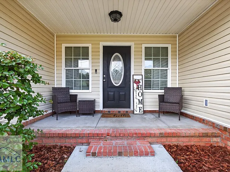 126 Thornton Dr NE — Photo 2