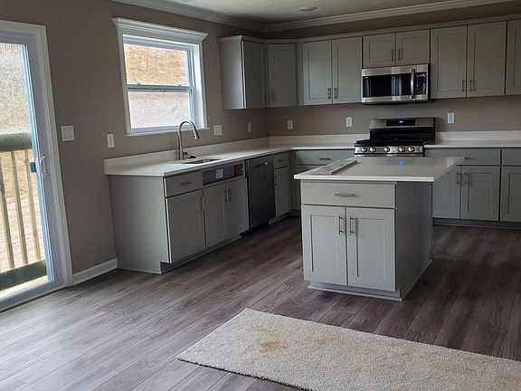 Kitchen w Center Island
