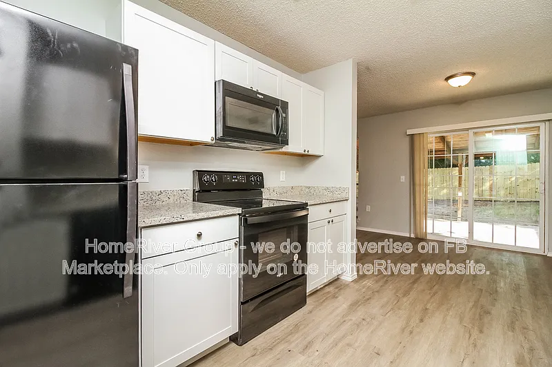 4 bed, 2.5 bath, 2390 sqft, $2,100 — Photo 4