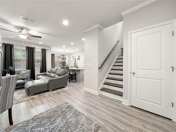 3rd image of 130 Maple Creek Way