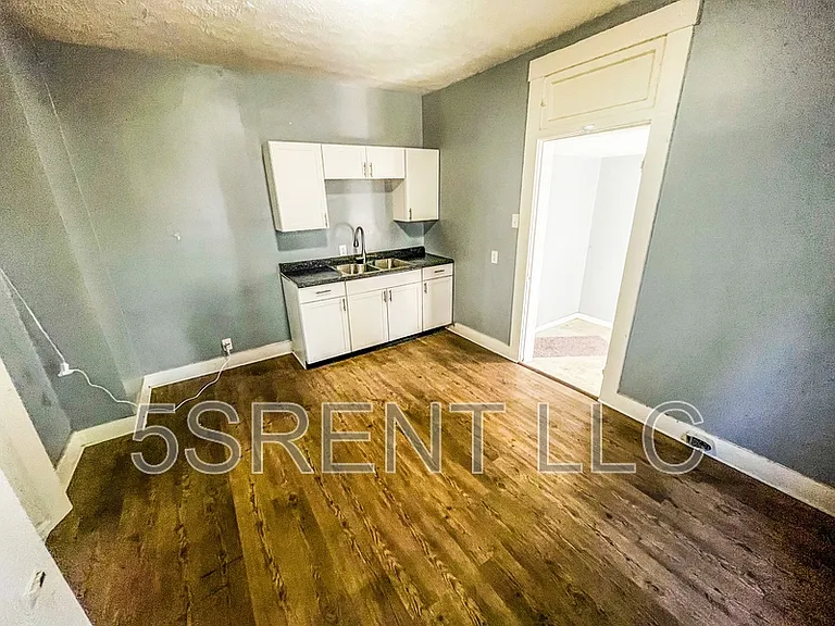 406 Gray Ave — Photo 2