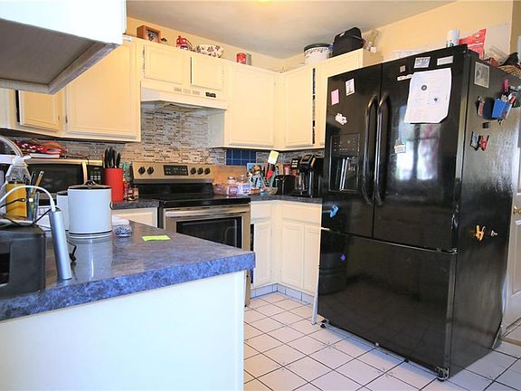 3rd image of 28 Iris Ln