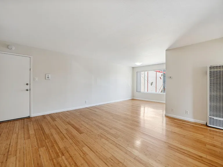 2p008 - Lake View East — Photo 3