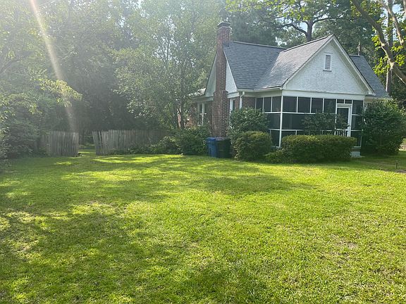 2nd image of 803 Woodlawn Ave