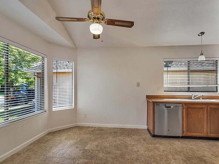 828 Bond Pl — Photo 5