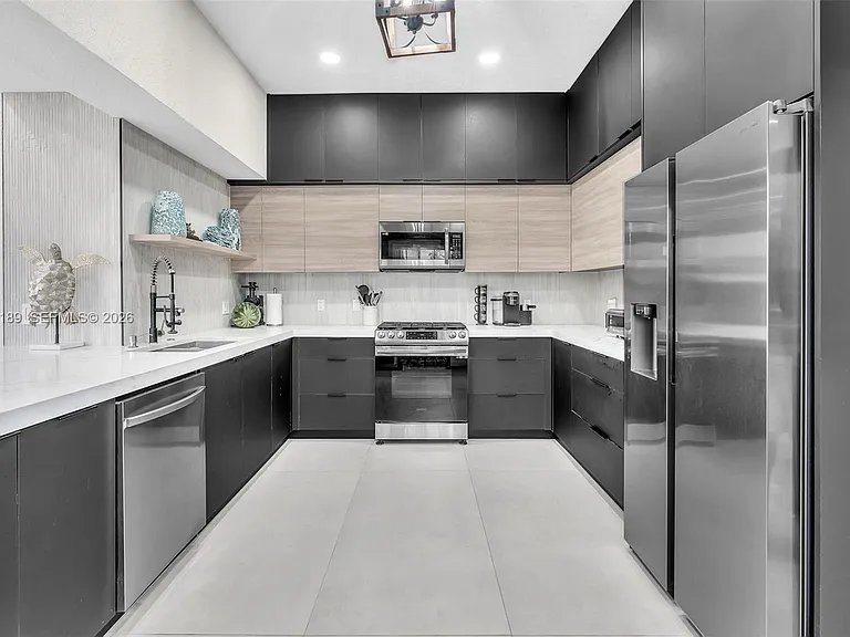 2521 Center Ave — Photo 29