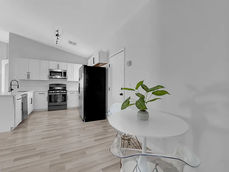 724 Zalataia Way — Photo 7