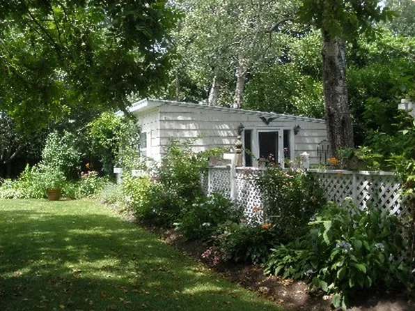 https://photos.zillowstatic.com/fp/c4c390bde324f6060ceb340957250501-p_e.webp