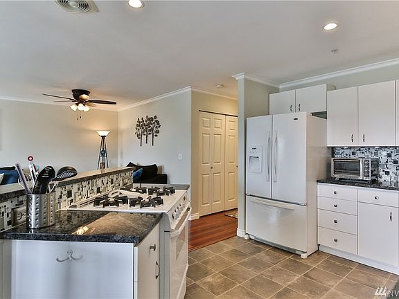 5th image of 1318 37th St Unit 3244