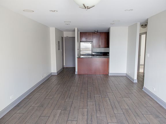 4th image of 3900 N Pine Grove Ave APT 909