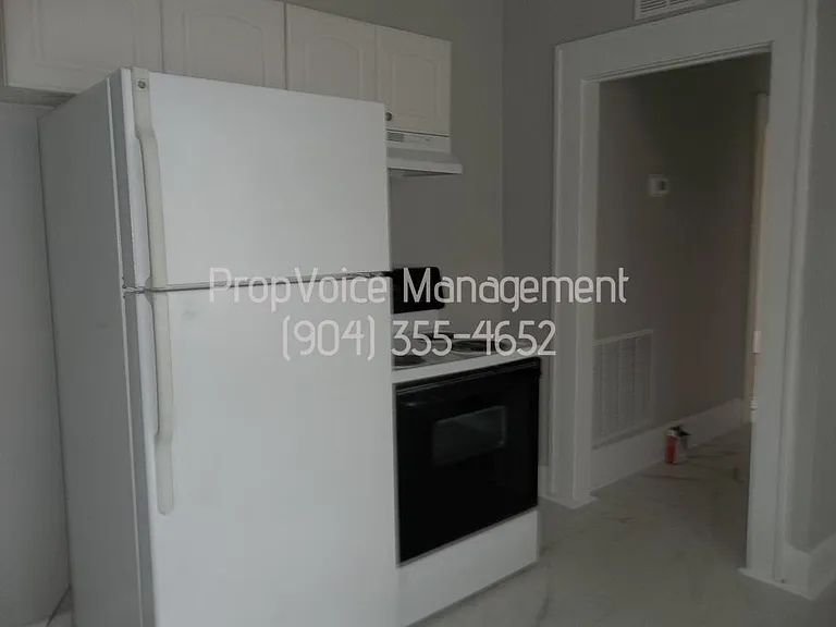 221 W 9th St — Photo 5