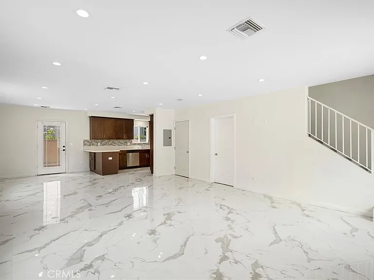 532 W Harvard St — Photo 3