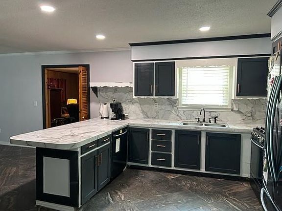 4th image of 925 Forest Ave