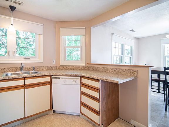 3rd image of 46 Knoll Pl #D
