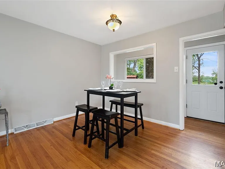 9731 Twincrest Dr — Photo 4