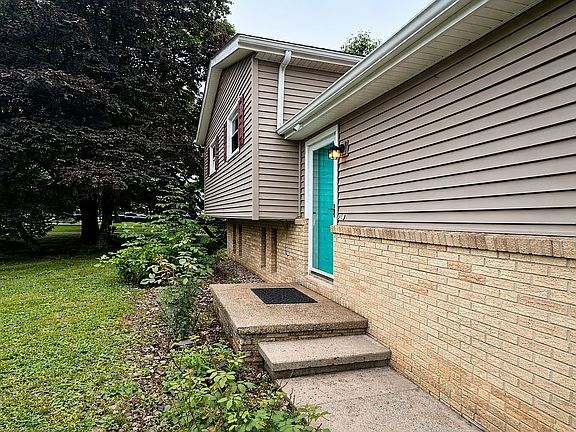 3rd image of 563 Hughes Dr