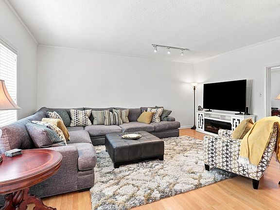 3rd image of 8145 Hunters Grove Ln