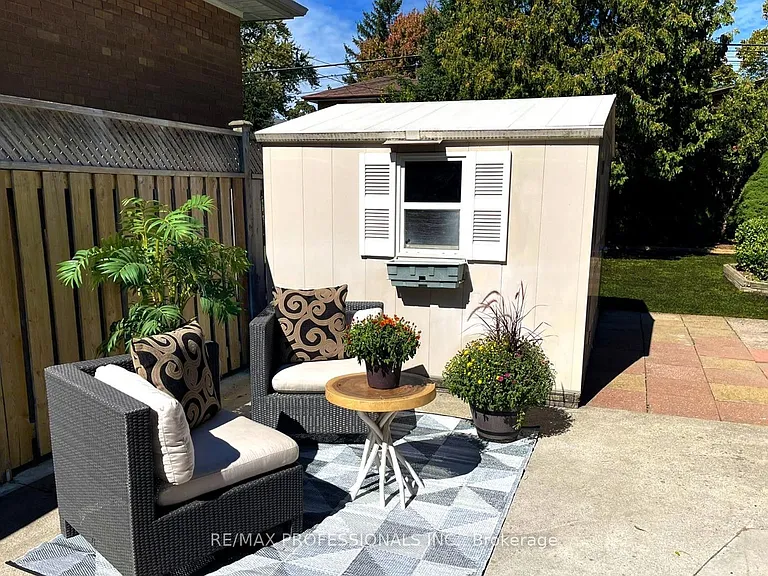364 Rathburn Rd — Photo 2