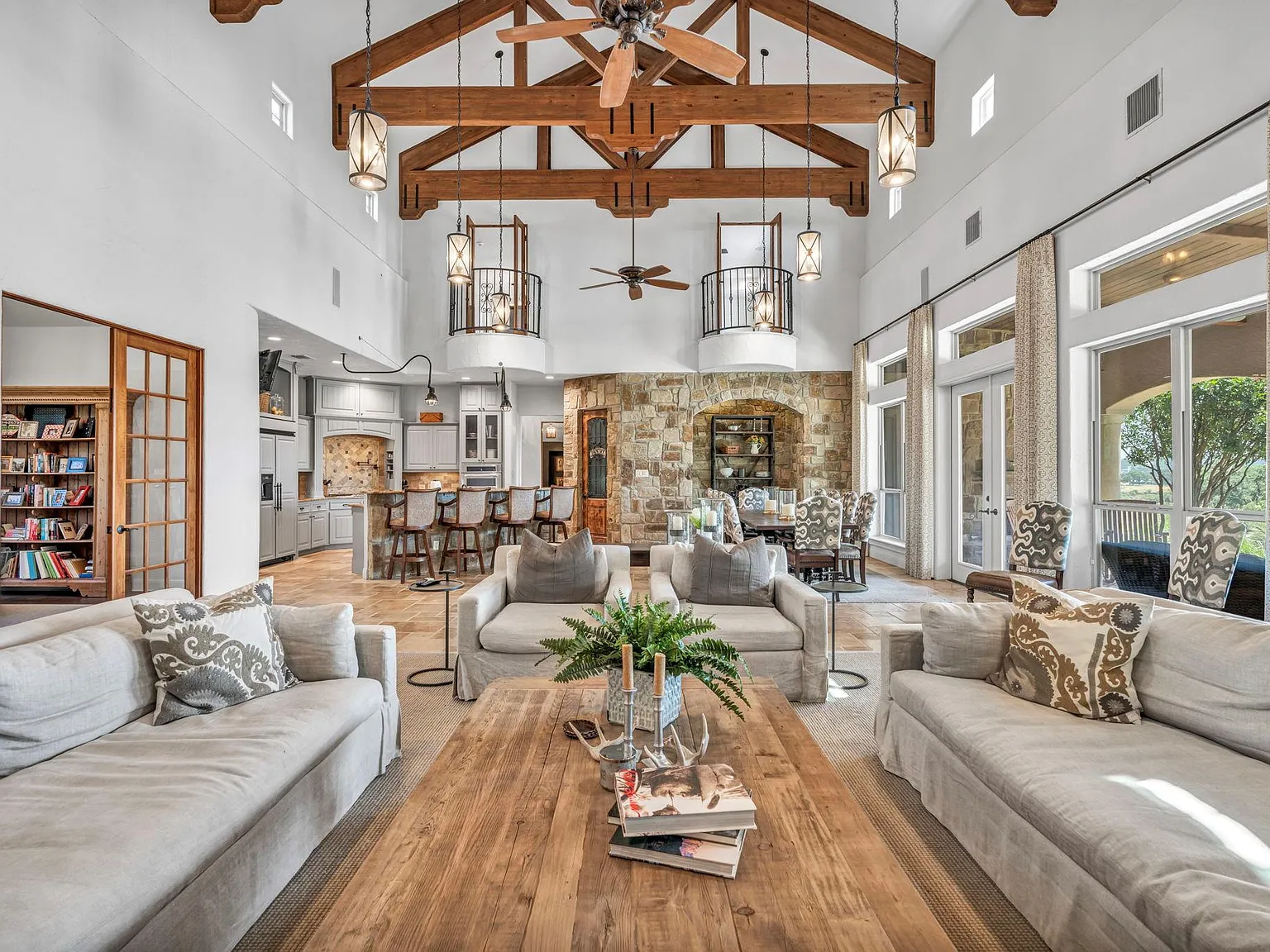 4 bed, 4.5 bath, 5338 sqft, $6,500 — Photo 4