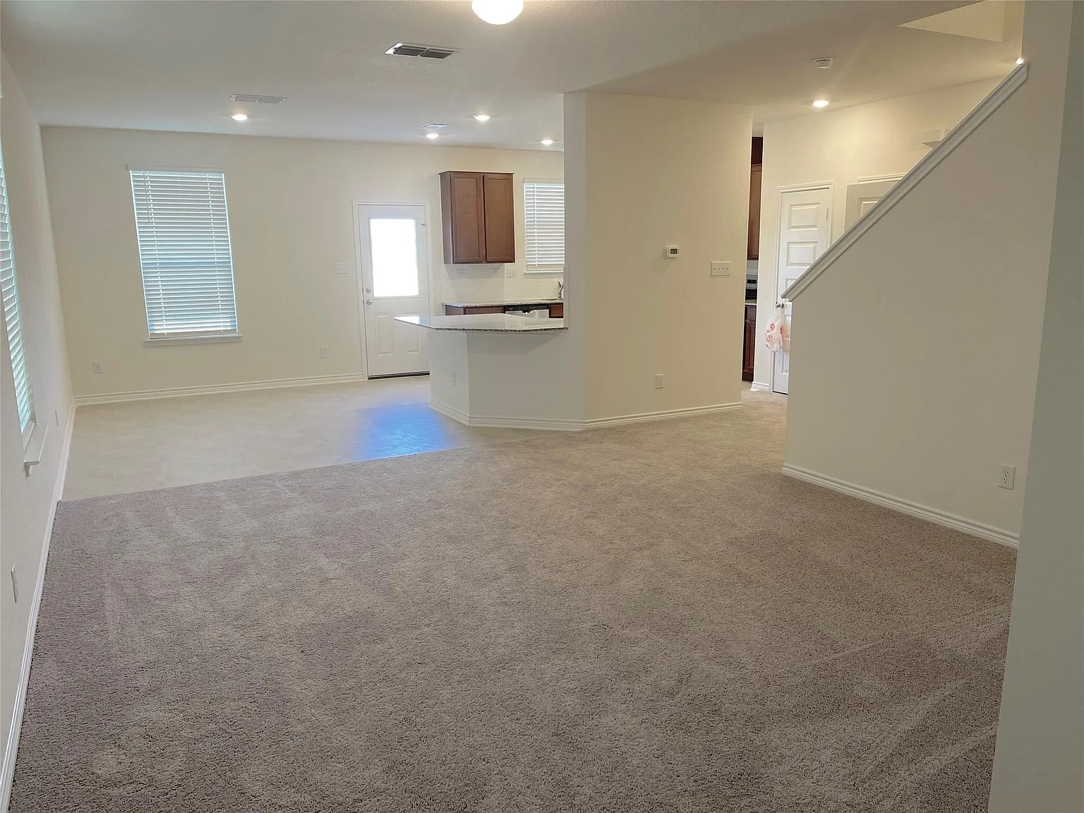 3 bed, 2.5 bath, 1676 sqft, $1,850 — Photo 2