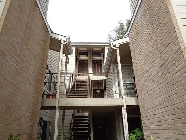 2 bed, 2.0 bath, 1106 sqft, $1,300 — Photo 2