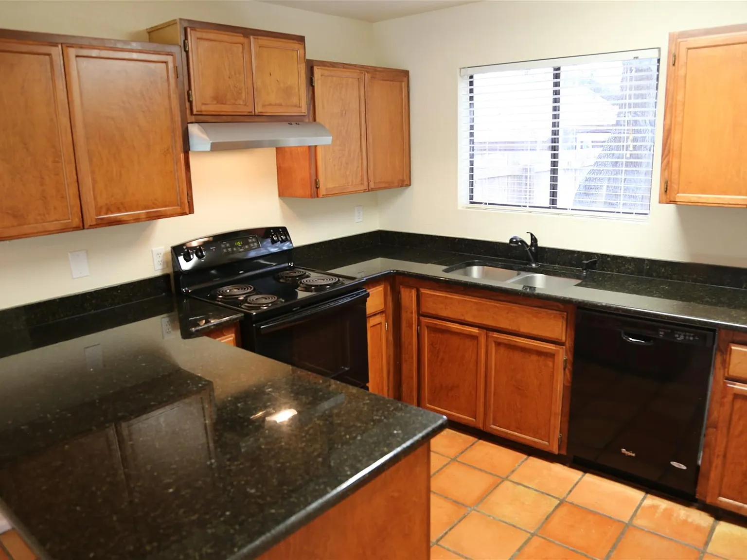 2 bed, 1.5 bath, 1355 sqft, $1,600 — Photo 3