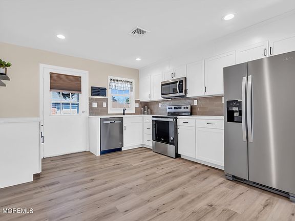 3rd image of 1135B Argyll Circle