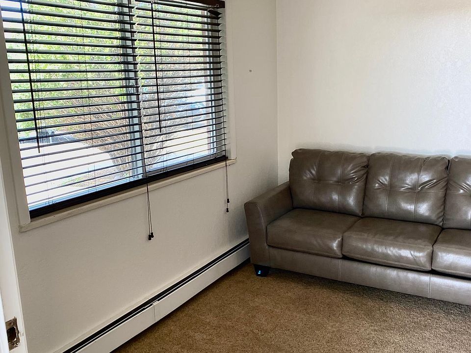 Entry/Living room