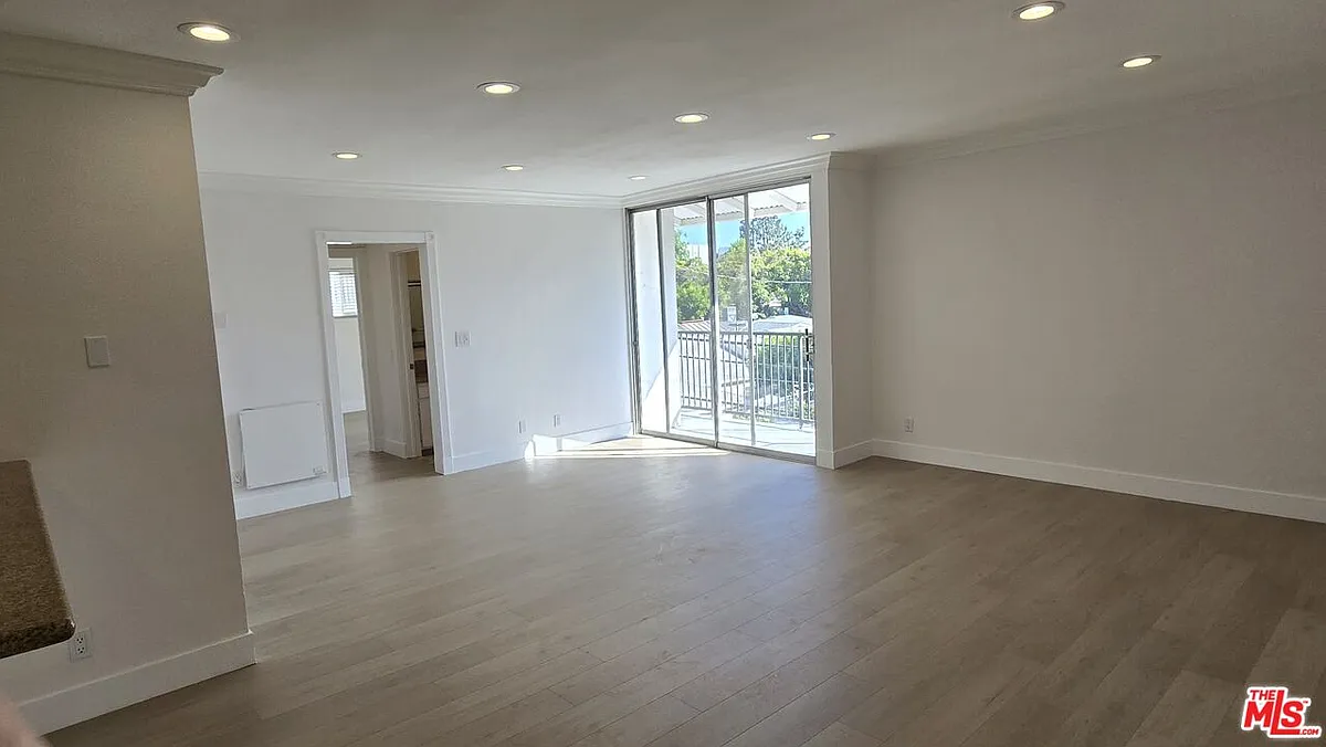 Photo 1 of 9 - 827 2nd St #307 - Santa Monica, CA Primary Photo - 827 2nd St #307