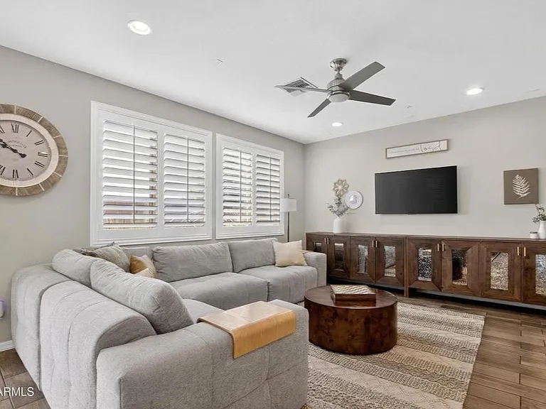 2419 W Gloria Ln — Photo 17