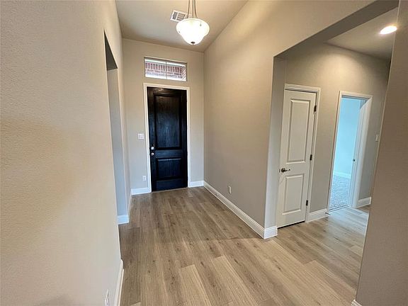 Large front entry with 11 ft ceiling height