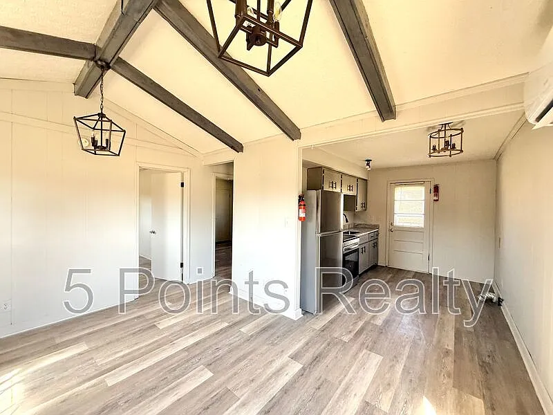 Building Photo - 2121 Bracey Cir #B
