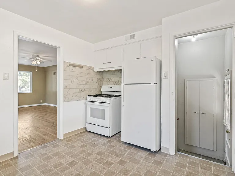 2630 S York St — Photo 10