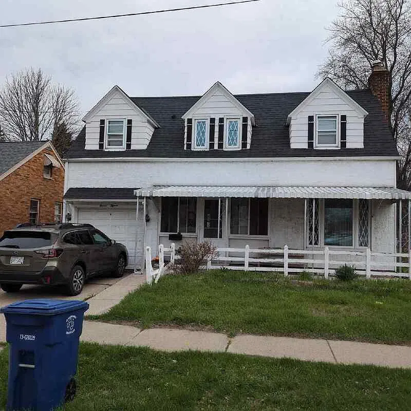 3 bed, 1.5 bath, 1270 sqft, $1,599 — Photo 1