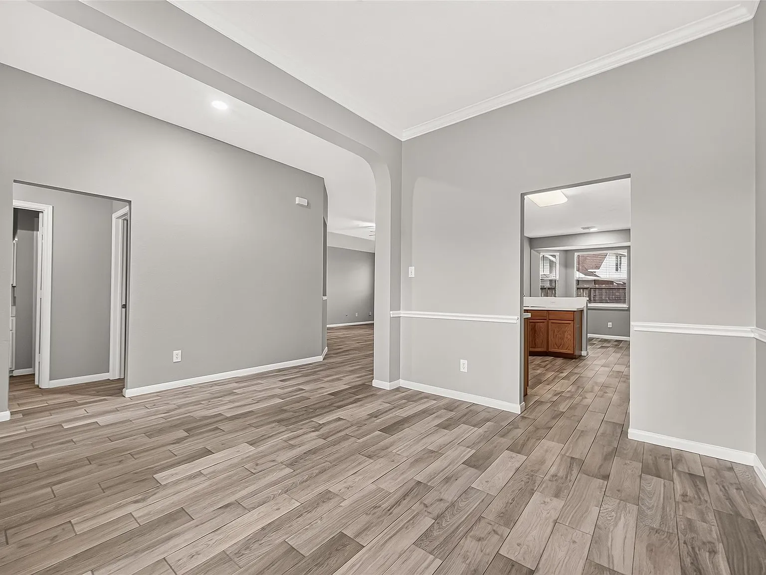 3 bed, 2.0 bath, 1932 sqft, $2,300 — Photo 3
